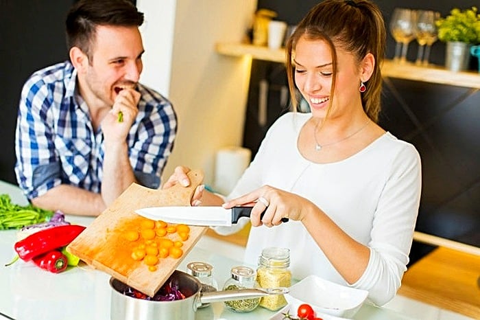 الطبخ مع الزوج لتفادي الملل في الحياة الزوجية الطبخ مع الزوج