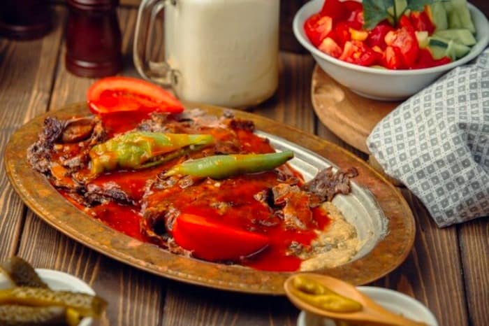 طريقة تحضير اسكندر كباب في المنزل مم تتكون اسكندر كباب