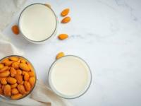 عمل حليب اللوز