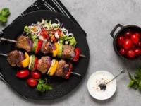 كباب لحم مع الخضروات