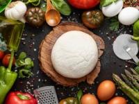 عمل عجينة البيتزا