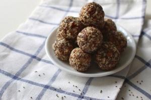 كرات التمر بالبسكويت