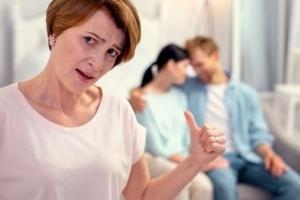 تعلق الزوج بأهله