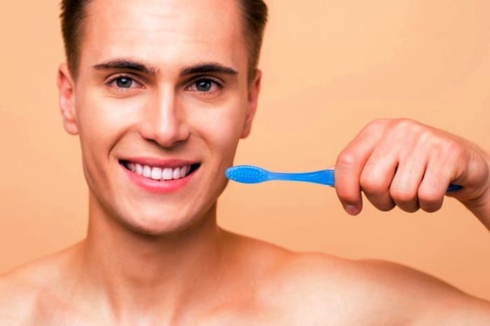 تنظيف الأسنان بالفرشاة بشكل خاطئ